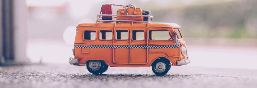 Orangenes Spielzeugauto VW Bus