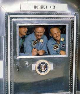 Austronauten in einem kleinen Druckausgleichsraum